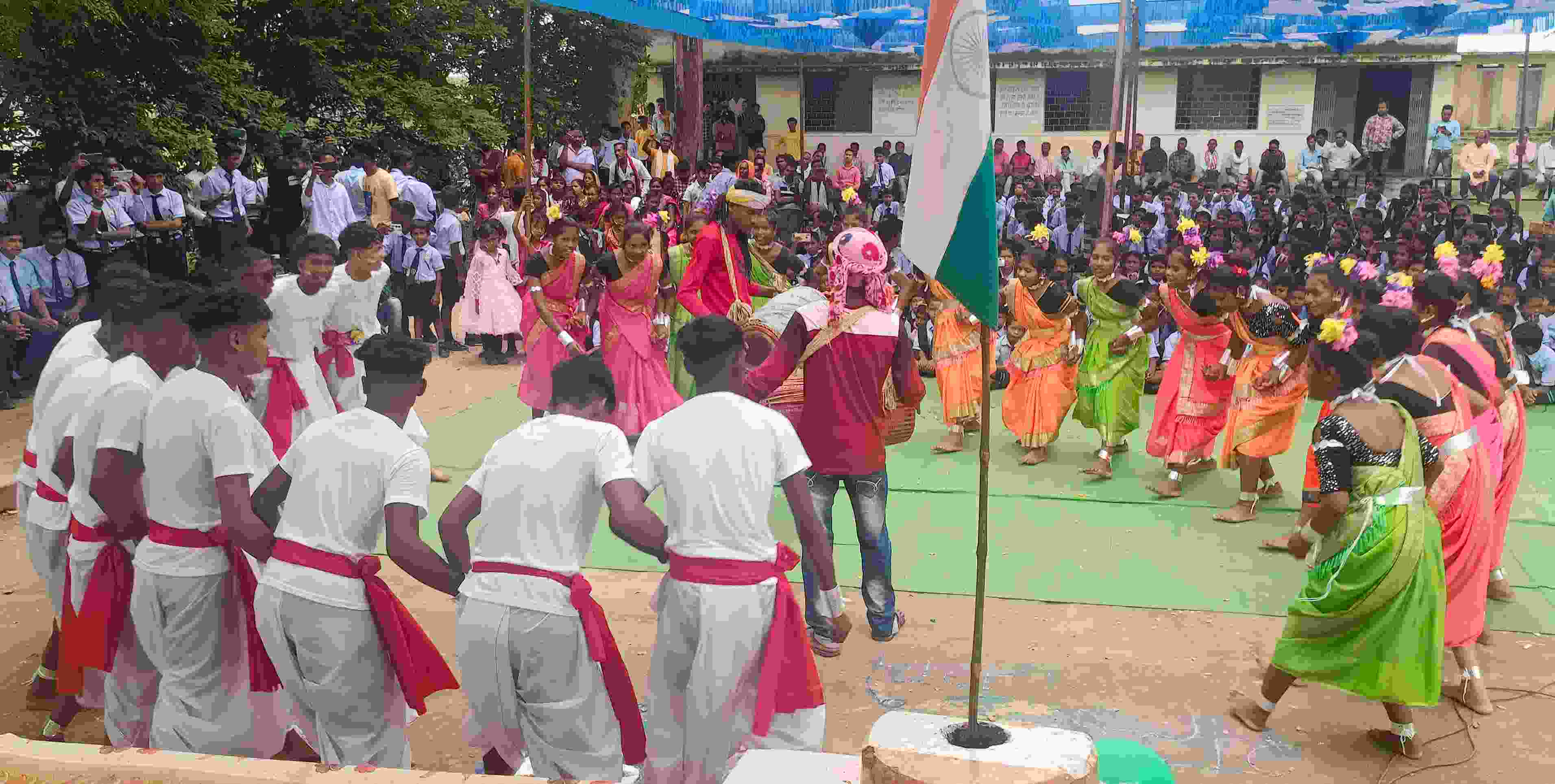 स्वामी आत्मानंद उत्कृष्ट अंग्रेजी माध्यम स्कूल में शान से फहराया तिरंगा, सांस्कृतिक कार्यक्रमों में झलकी देशभक्ति, निकाली गई प्रभात फेरी